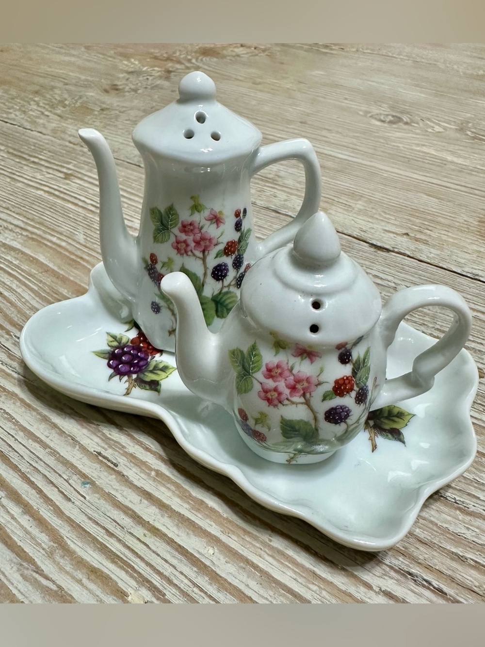 VTG Fielder Keepsakes Porcelain Blackberry Salt & Pepper Set Tea & Coffeepot